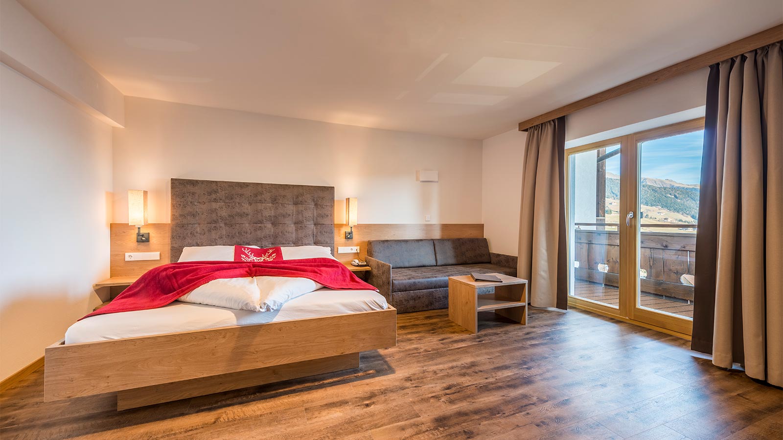 modern eingerichtetes Zimmer des Hotels Alpenfrieden